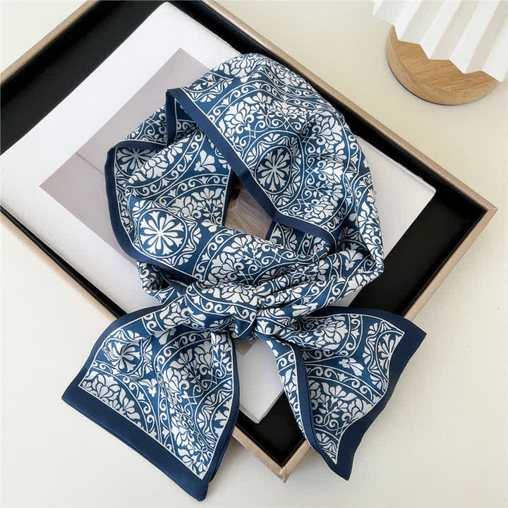 Écharpe longue et fine à fleurs bleues et blanches pour homme