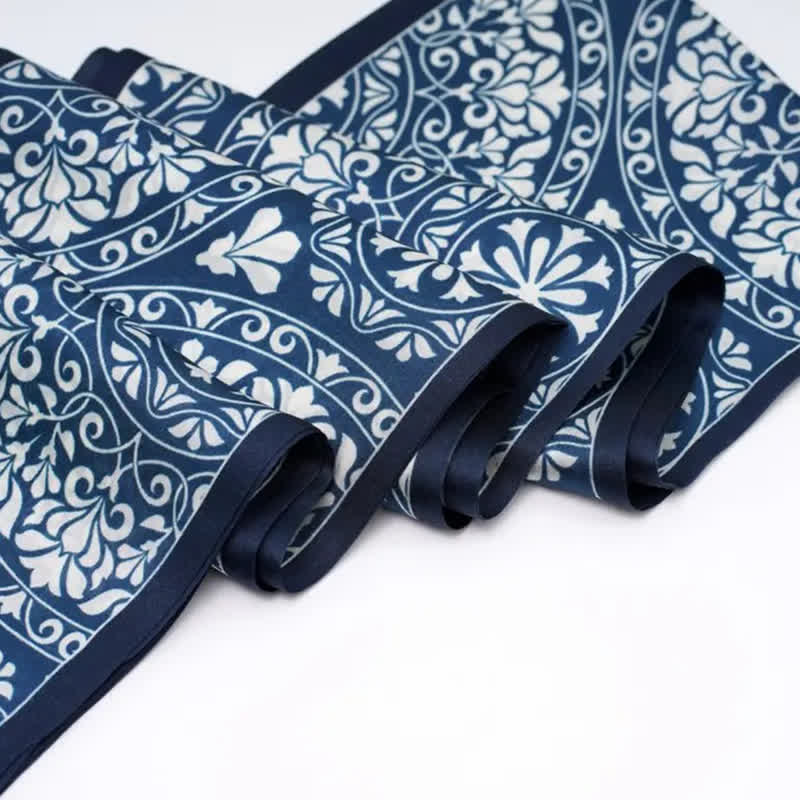 Écharpe longue et fine à fleurs bleues et blanches pour homme