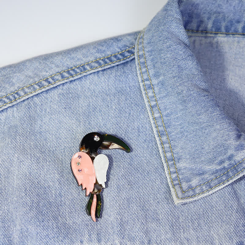 Broche en acrylique faite à la main en forme d'oiseau pic de dessin animé - image 2