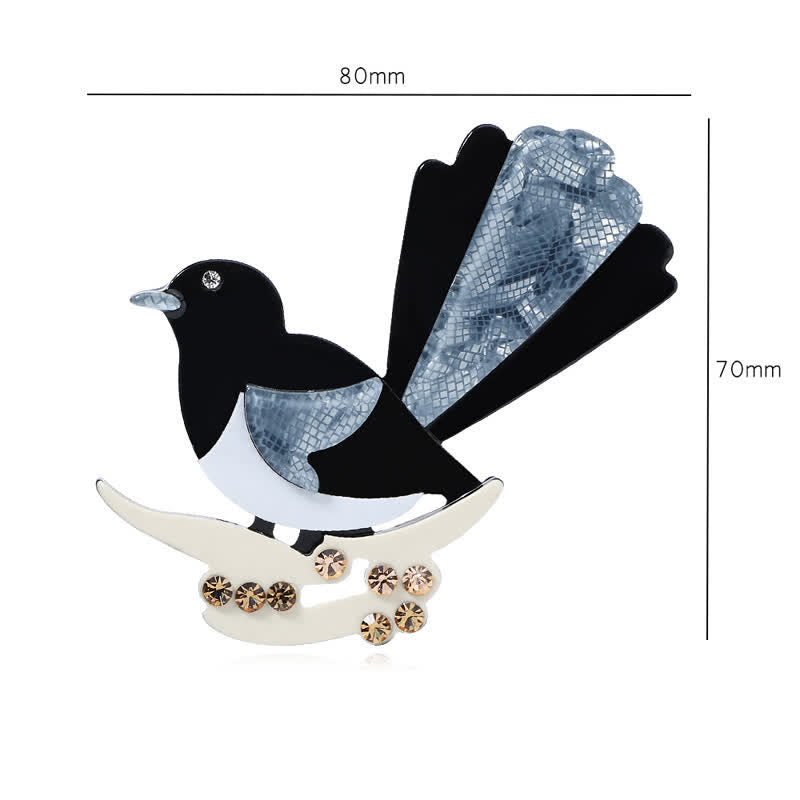 Broche en acrylique faite main en forme d'oiseau pie noir et bleu - image 6