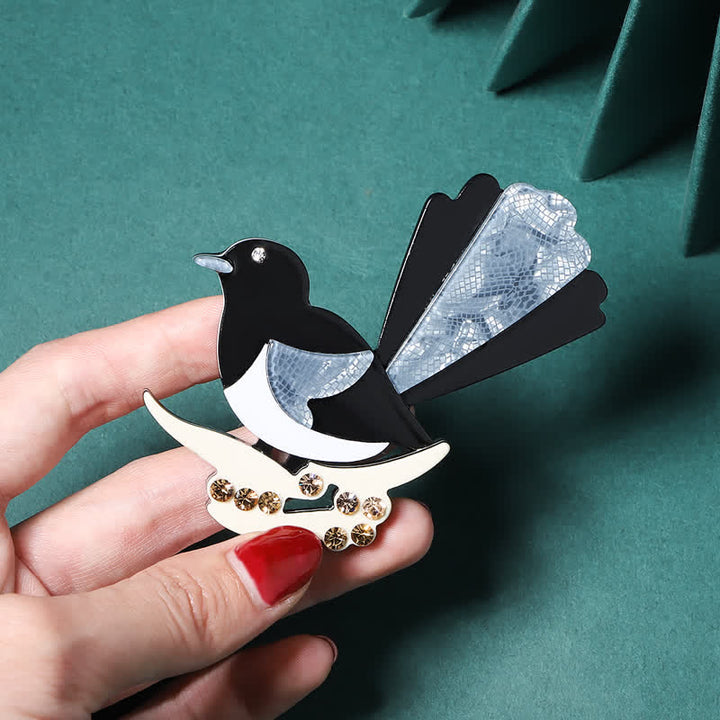 Broche en acrylique faite main en forme d'oiseau pie noir et bleu - image 4