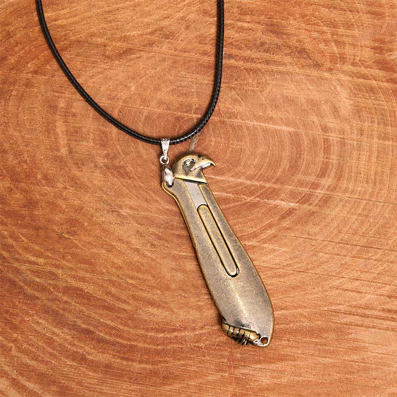 Collier pendentif multifonction avec couteau caché Liberal Hawk