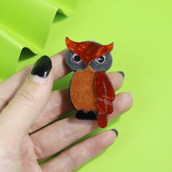 Broche en acrylique faite à la main représentant un hibou nocturne marron - image 3