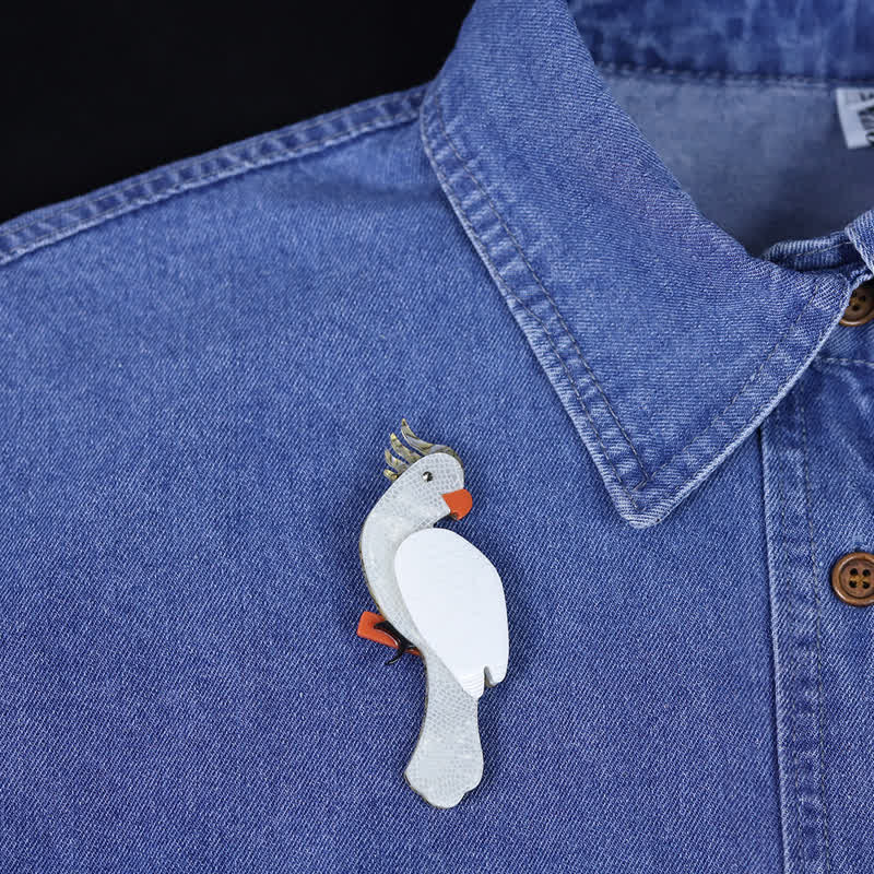 Broche en acrylique faite à la main représentant un perroquet blanc - image 2