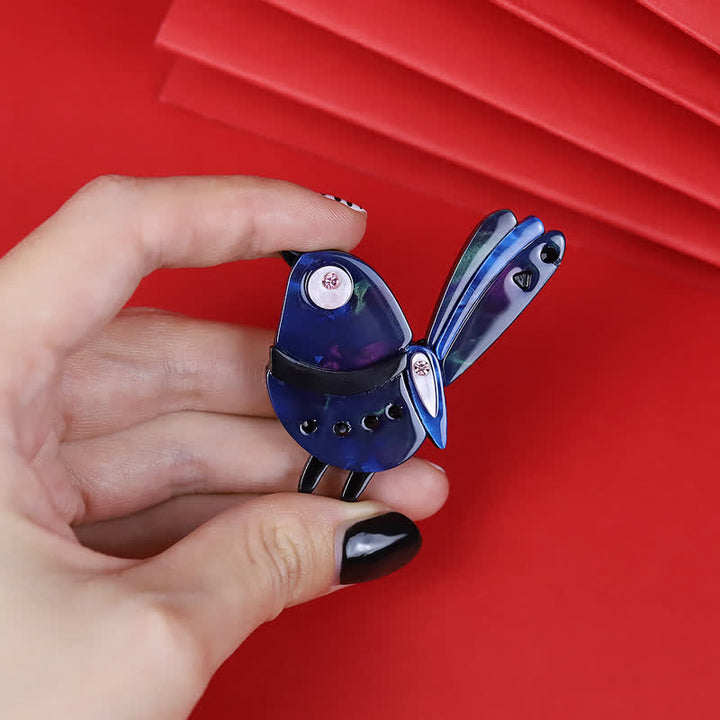 Broche en acrylique faite main en forme de petit oiseau de dessin animé bleu marine - image 4