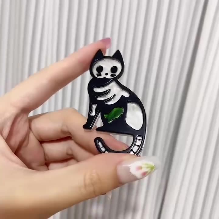 Broche en acrylique faite main en forme de petit chat pour Halloween - image 3