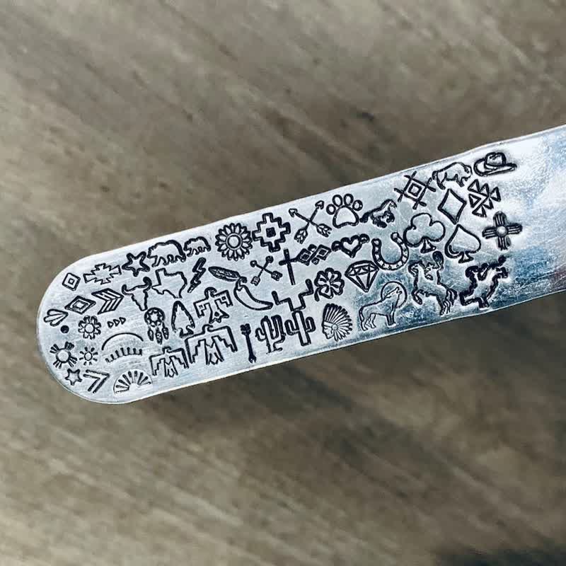 Collier personnalisé en acier inoxydable avec initiales en argent et mini-plaque d'identification pour bétail - image 2