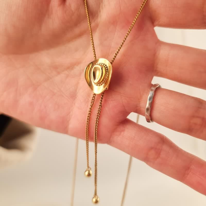 Collier avec pendentif personnalisé en forme de chapeau de cowboy occidental - Or - image 1