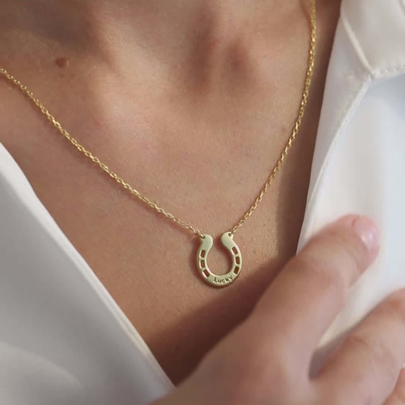 Collier avec pendentif en forme de fer à cheval porte-bonheur personnalisé en forme de U - image 5