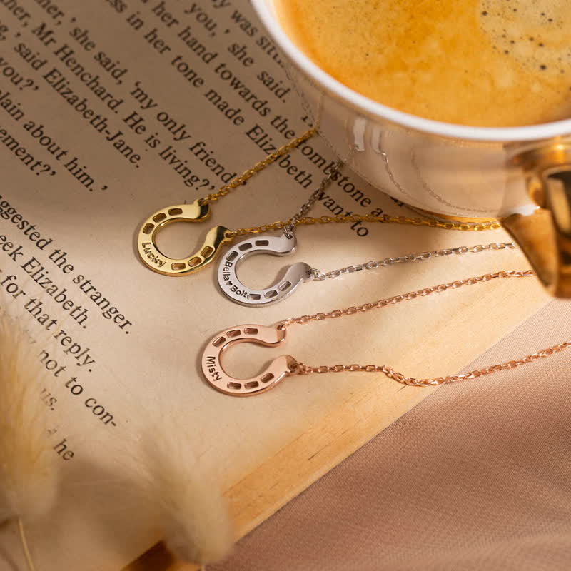 Collier avec pendentif en forme de fer à cheval porte-bonheur personnalisé en forme de U - Or rose - image 2