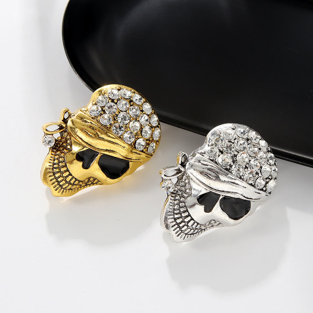 Broche crâne de pirate en diamant pour Halloween - image 1