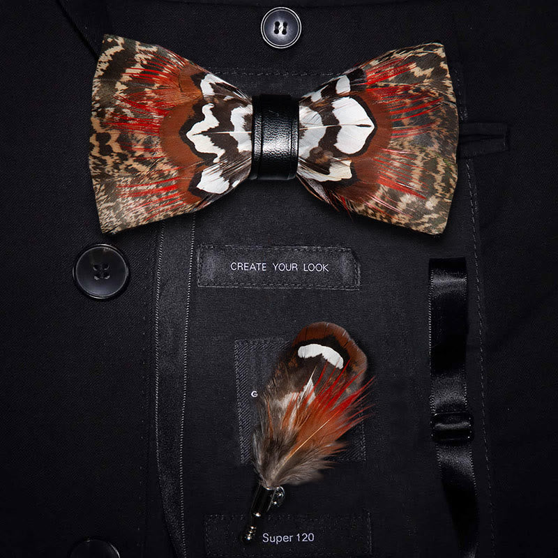 Nœud papillon à plumes marron et rouge avec épingle à revers - Adulte - image 0