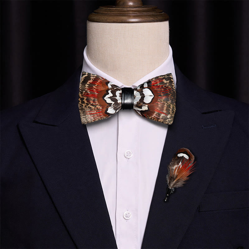 Nœud papillon à plumes marron et rouge avec épingle à revers - image 1