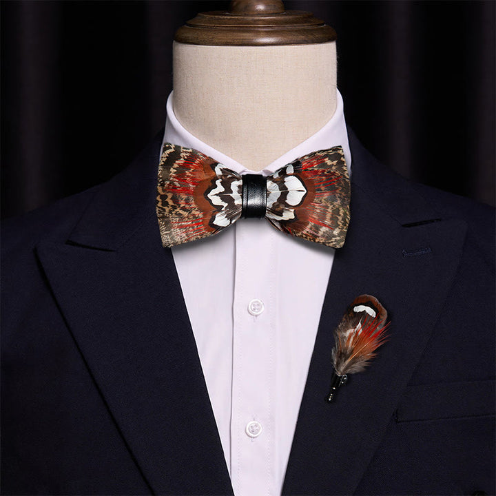 Nœud papillon à plumes marron et rouge avec épingle à revers - image 1