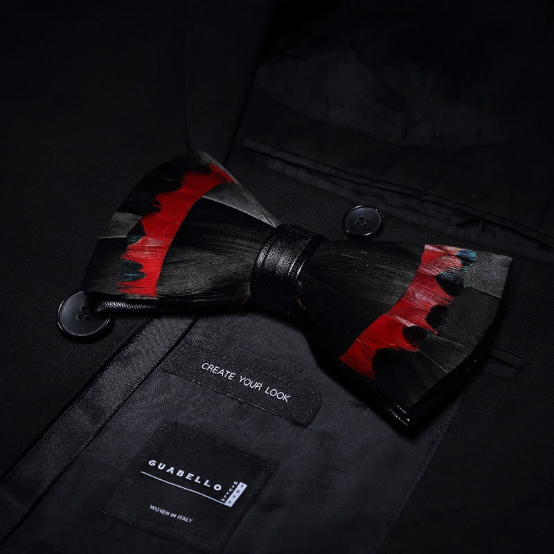 Nœud papillon en plumes de cygne noir et rouge avec épingle à revers - image 1