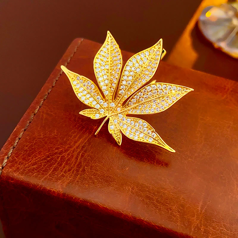 Broche en métal doré avec feuille d'érable et zircon - Doré - image 0