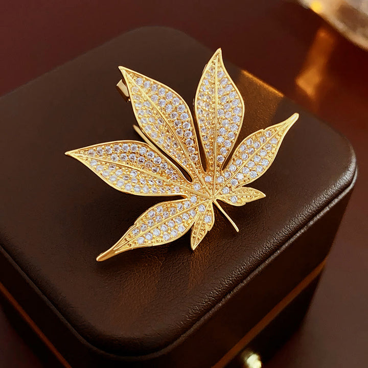 Broche en métal doré avec feuille d'érable et zircon - image 2