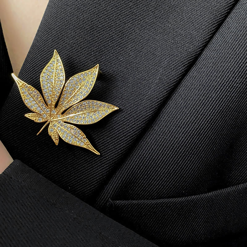 Broche en métal doré avec feuille d'érable et zircon - image 1