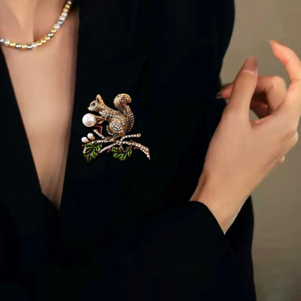 Broche écureuil mignonne incrustée de perles d'imitation et de diamants - image 1