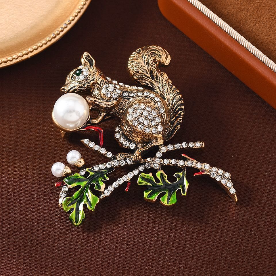 Broche écureuil mignonne incrustée de perles d'imitation et de diamants - image 3