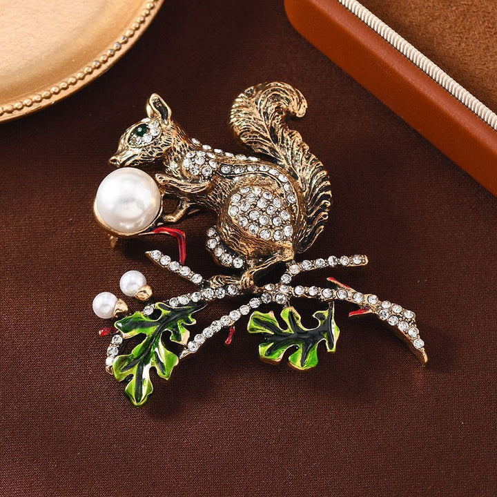 Broche écureuil mignonne incrustée de perles d'imitation et de diamants - image 3