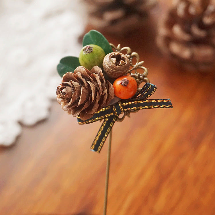 Broche créative faite à la main en forme de baies et de pommes de pin - Broche - image 0