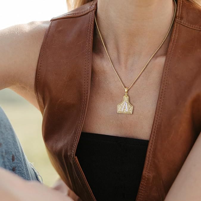 Collier pendentif lettre dorée en relief à la mode - image 1