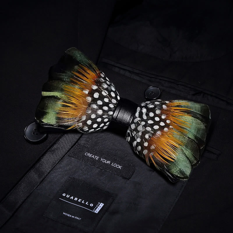 Nœud papillon vintage en plumes vert forêt et orange avec épingle à revers - image 1
