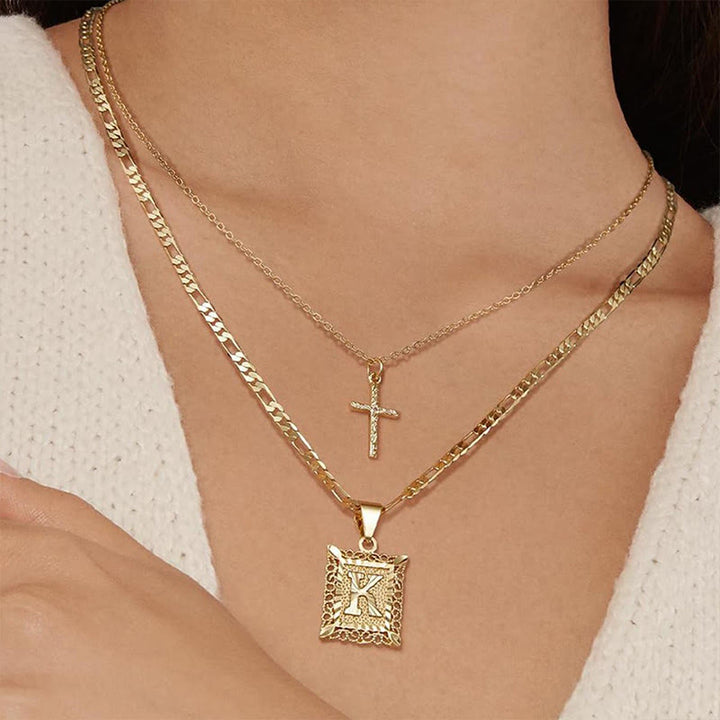 Collier double chaîne creux doré avec lettres carrées et croix - image 1