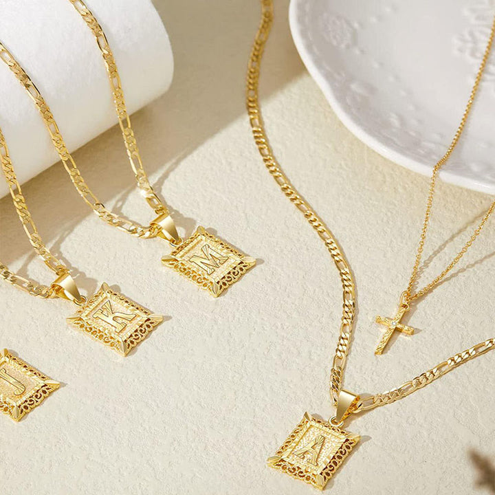 Collier double chaîne creux doré avec lettres carrées et croix - image 3