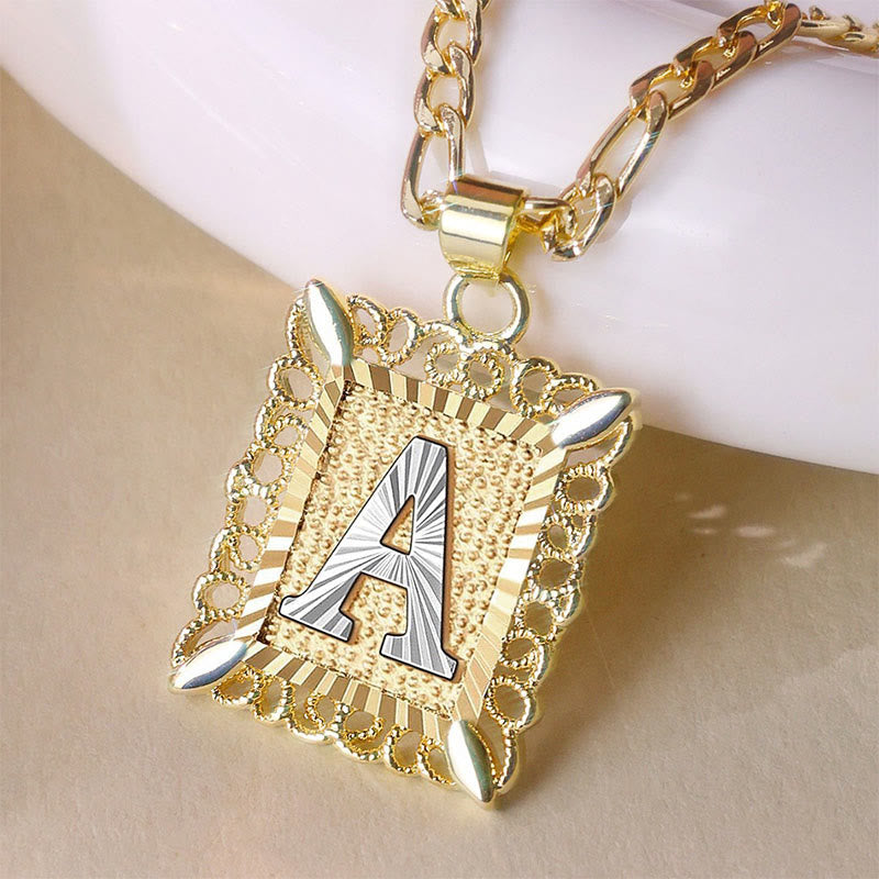 Collier doré exquis avec lettres creuses carrées - image 3