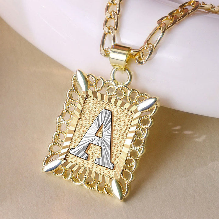Collier doré exquis avec lettres creuses carrées - image 3