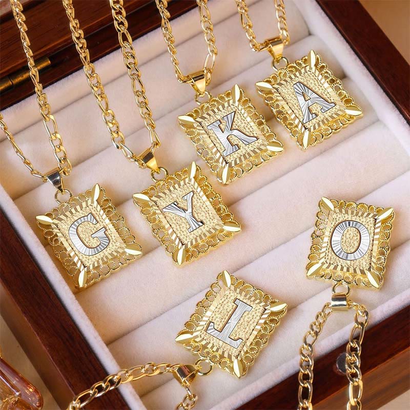 Collier doré exquis avec lettres creuses carrées - image 4