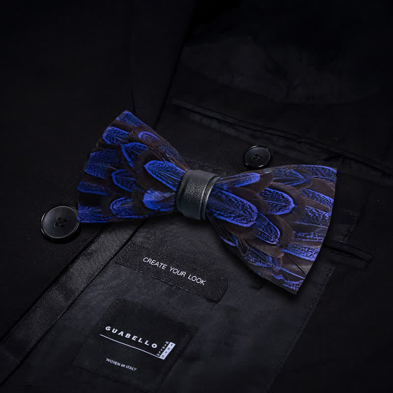 Nœud papillon bleu roi et noir en plumes de paon avec épingle à revers - image 2