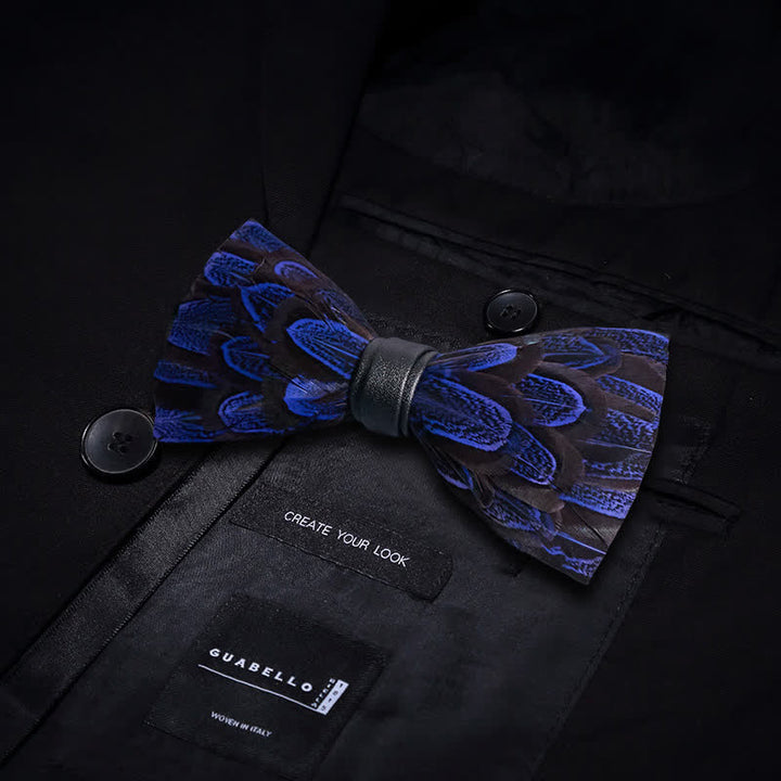 Nœud papillon bleu roi et noir en plumes de paon avec épingle à revers - image 2