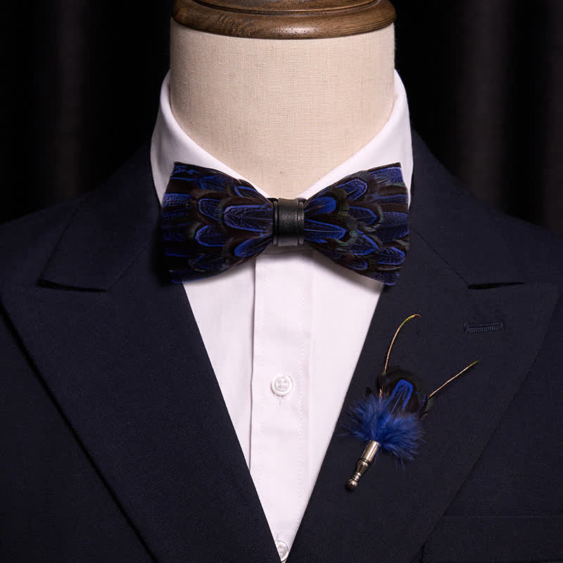 Nœud papillon bleu roi et noir en plumes de paon avec épingle à revers - image 1