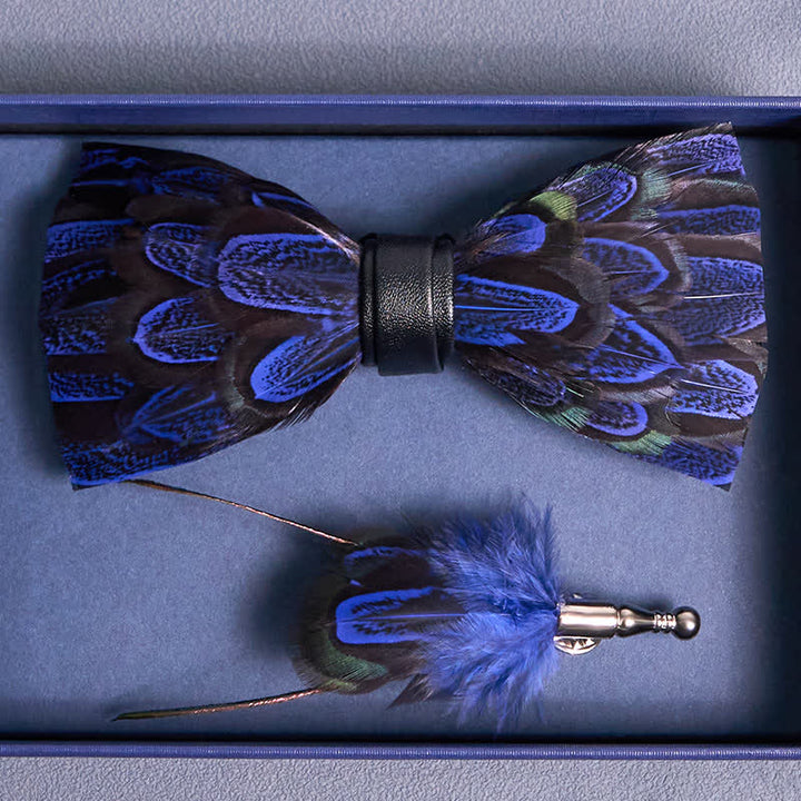 Nœud papillon bleu roi et noir en plumes de paon avec épingle à revers - image 3
