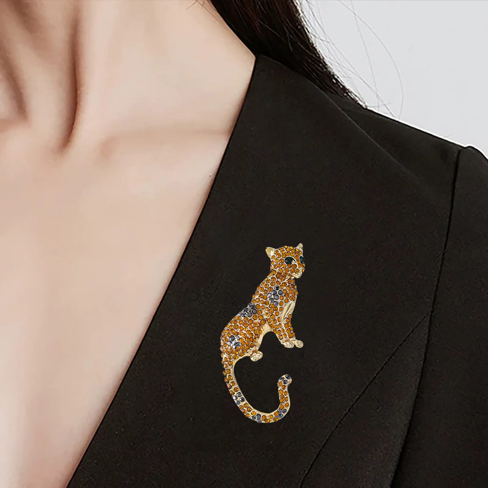 Broche guépard aux yeux verts émeraude sertie de diamants dorés - image 1