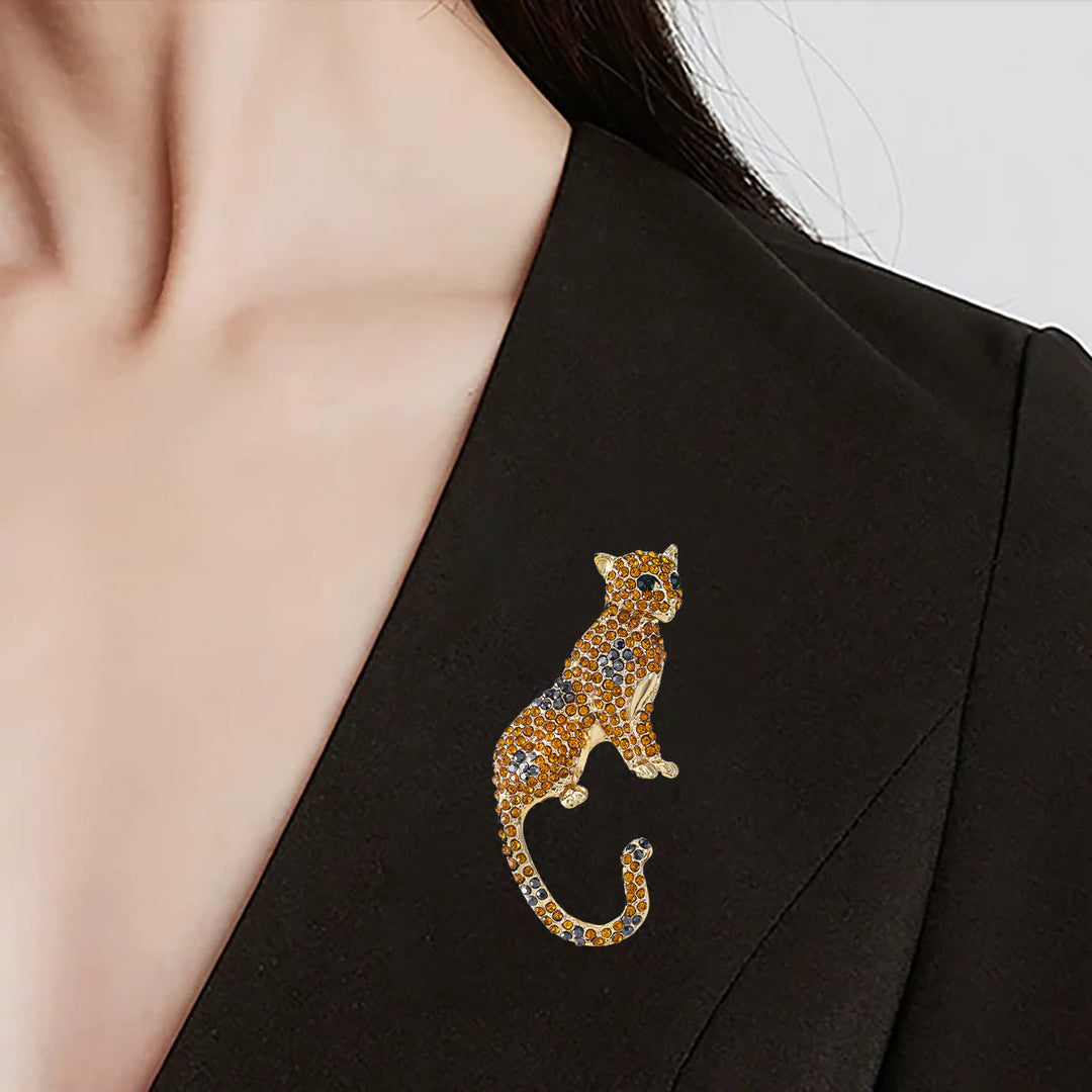 Broche guépard aux yeux verts émeraude sertie de diamants dorés - image 1