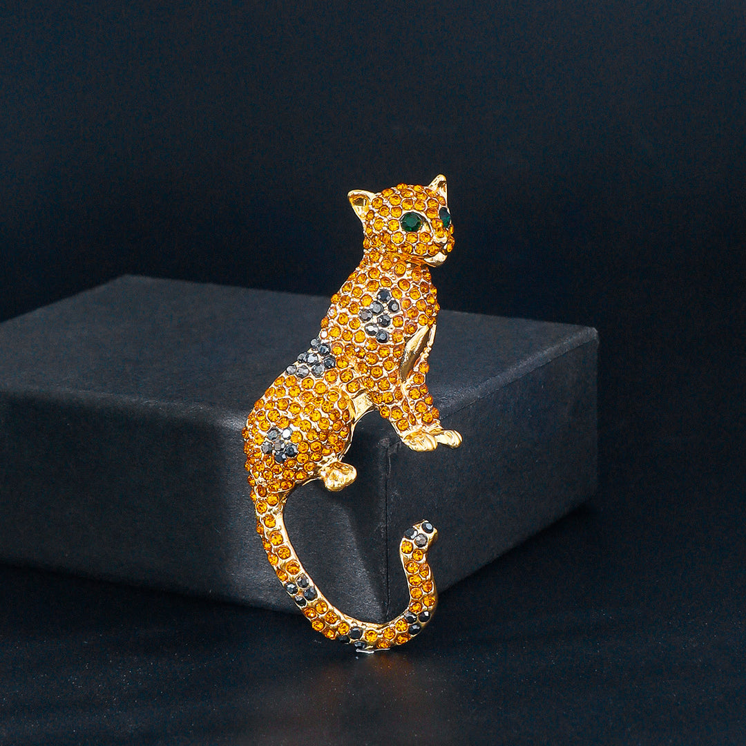 Broche guépard aux yeux verts émeraude sertie de diamants dorés - Doré - image 0