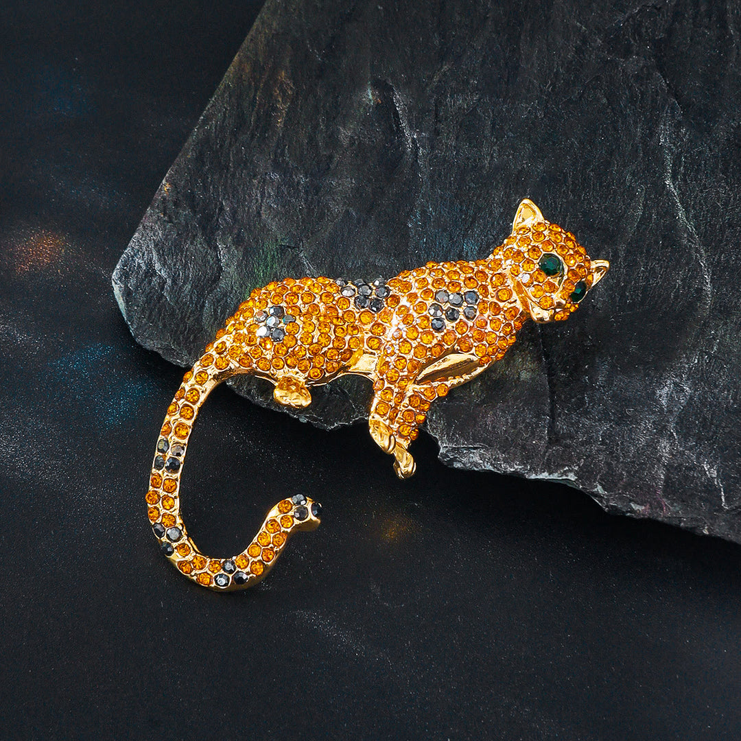 Broche guépard aux yeux verts émeraude sertie de diamants dorés - image 3