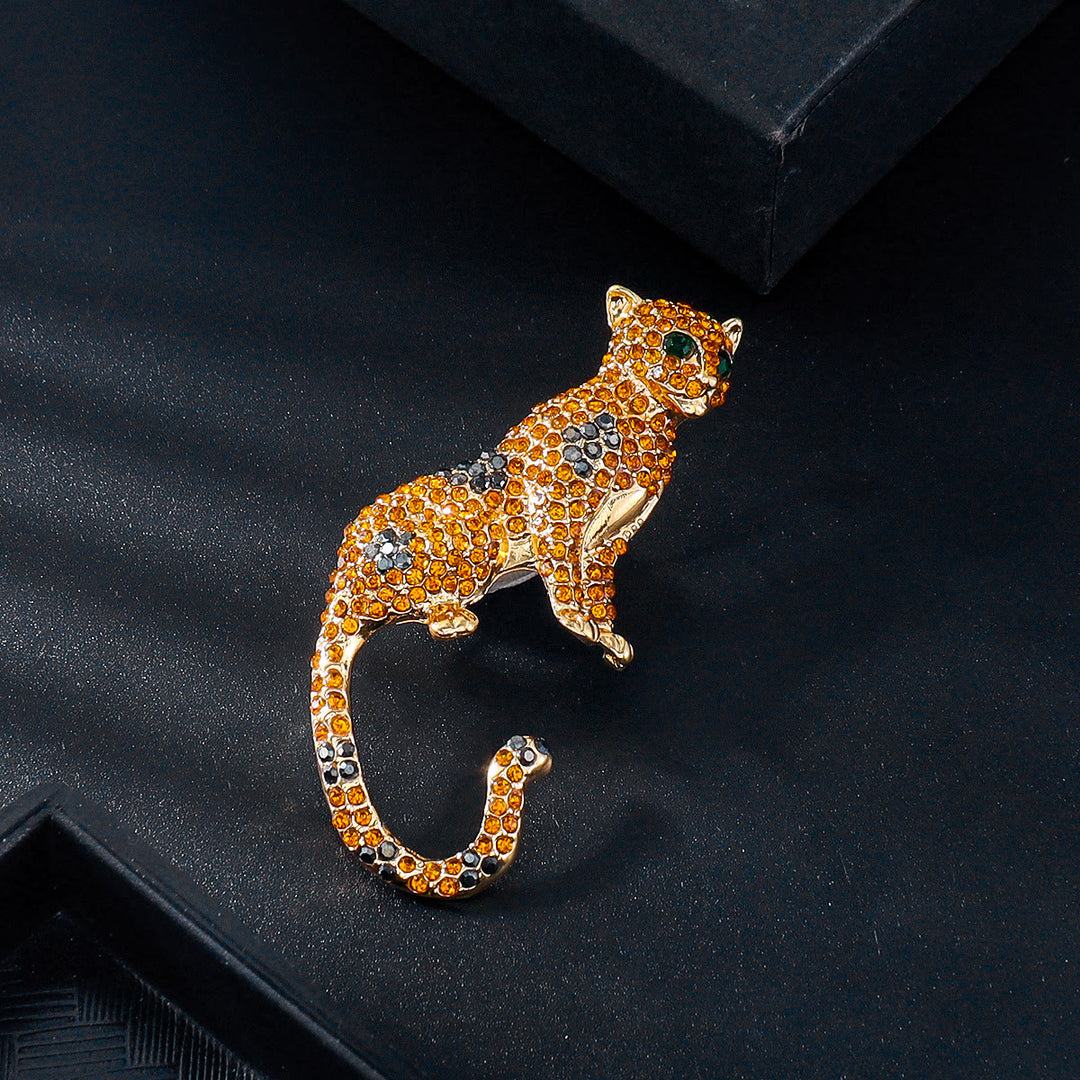 Broche guépard aux yeux verts émeraude sertie de diamants dorés - image 2