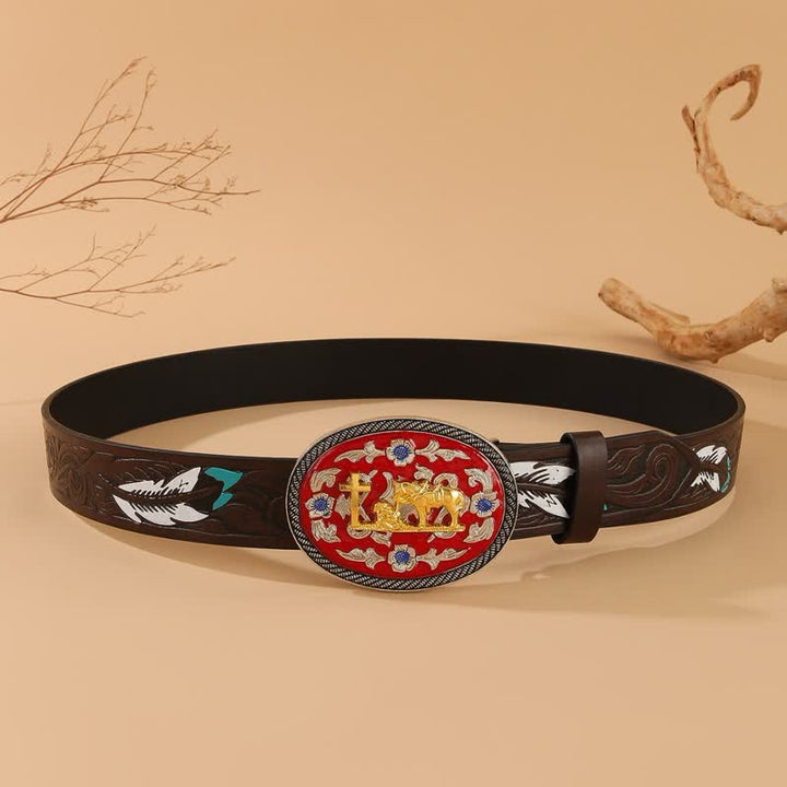Ceinture en cuir marron avec boucle rouge et plumes de cheval en croix priant - image 3