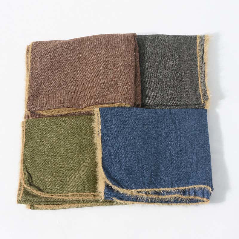 Écharpe rétro et chic de couleur unie avec bordure en fourrure - image 3