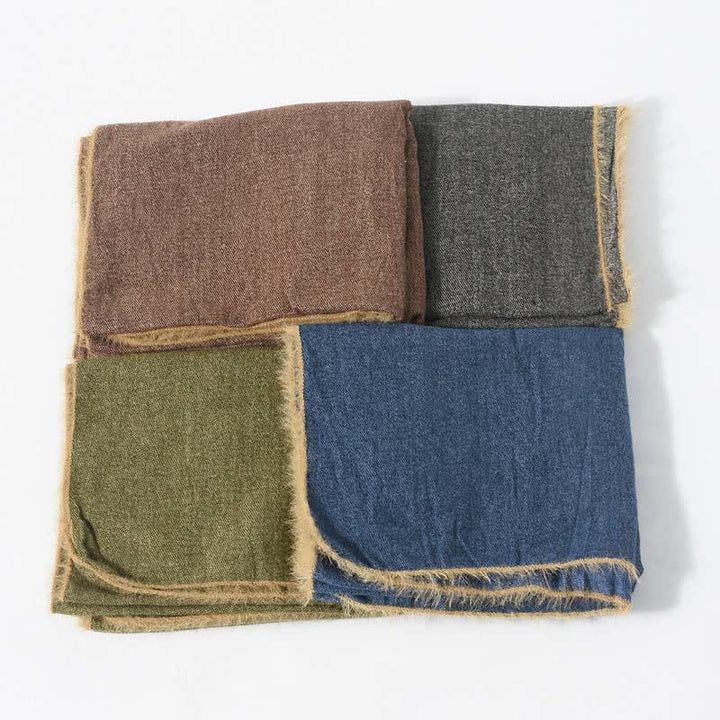 Écharpe rétro et chic de couleur unie avec bordure en fourrure - image 3
