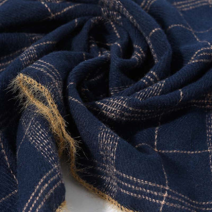 Écharpe classique intemporelle à motif écossais avec bordure en fourrure - image 10