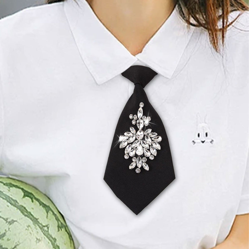 Cravate courte pré-nouée noire ajustable avec strass pour femme - image 1