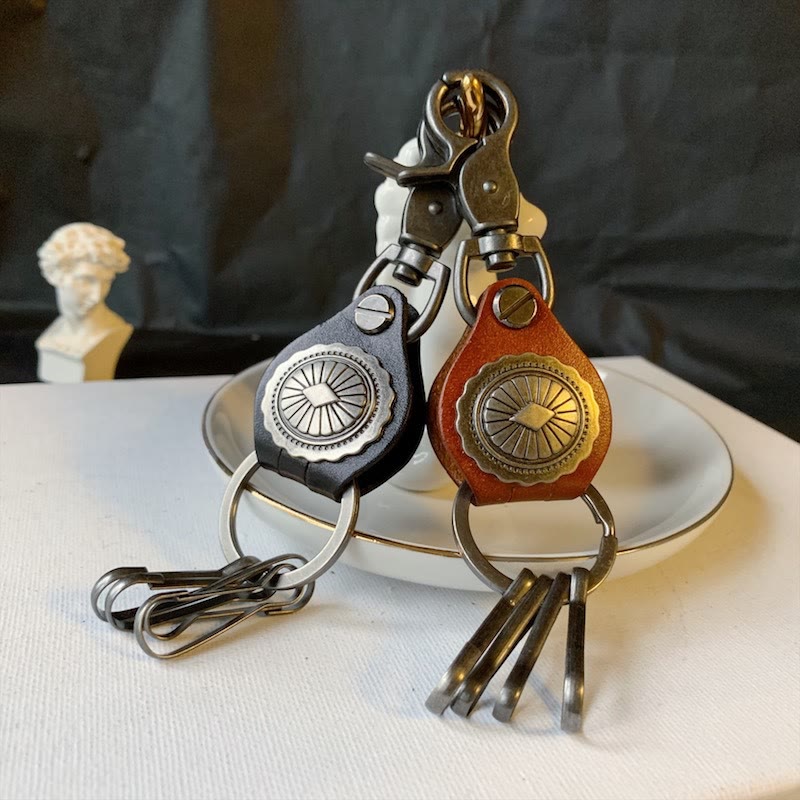 Porte-clés rond vintage en cuir argenté avec pendentif - image 1