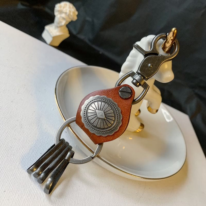 Porte-clés rond vintage en cuir argenté avec pendentif - Brun - image 2