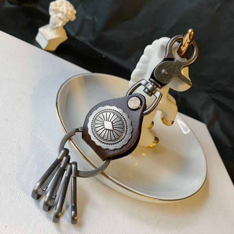 Porte-clés rond vintage en cuir argenté avec pendentif - Café - image 4